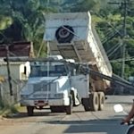 Caminhão derruba seis postes e deixa 70 clientes sem luz em Pouso Alegre