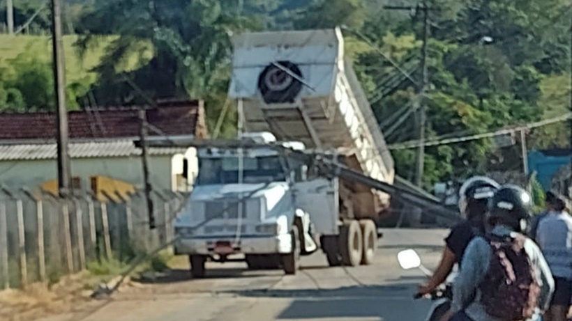 Caminhão derruba seis postes e deixa 70 clientes sem luz em Pouso Alegre
