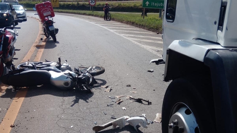 Motociclista tem fratura exposta após acidente no viaduto Fernandão
