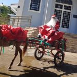 Papai Noel chega de charrete em escola de distrito do Sul de Minas