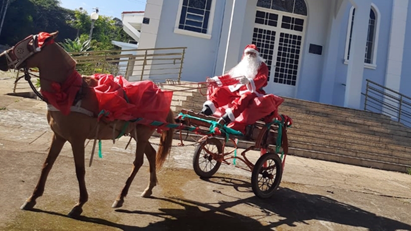 Papai Noel chega de charrete em escola de distrito do Sul de Minas