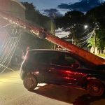 Carro derruba postes em Itajubá e deixa Piranguinho totalmente sem luz