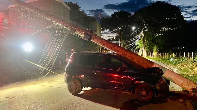 Carro derruba postes em Itajubá e deixa Piranguinho totalmente sem luz