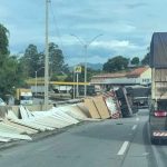 Carreta tomba na Fernão Dias e carga de placas de madeira se espalha