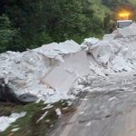 Carreta de gesso tomba na MG-173