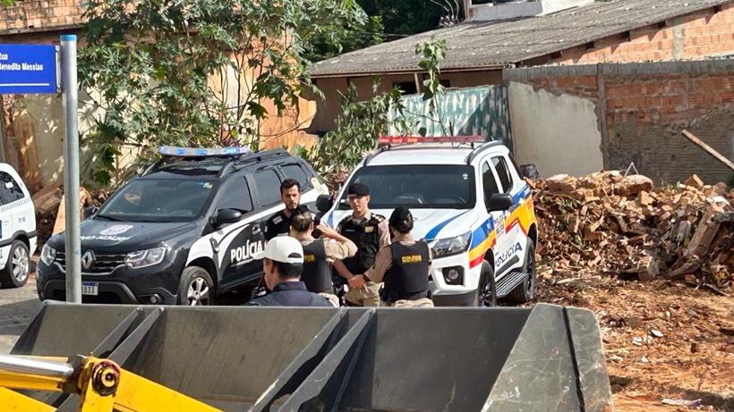 Casa é demolida durante operação contra o tráfico de drogas em Itajubá