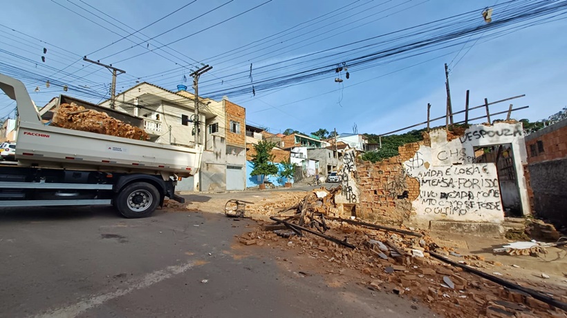 Casa é demolida durante operação contra o tráfico de drogas em Itajubá