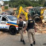 Casa é demolida durante operação contra o tráfico de drogas em Itajubá