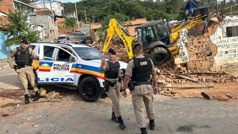 Casa é demolida durante operação contra o tráfico de drogas em Itajubá