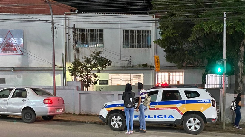 Aluno discute com professor e atira em portão de escola em Pouso Alegre
