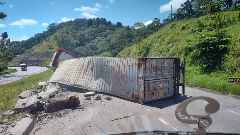 Carreta tomba e interdita rodovia Fernão Dias no Sul de Minas