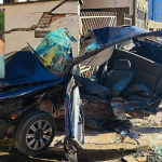 Mulher morre após carro ser prensado por caminhão em muro na MG-290