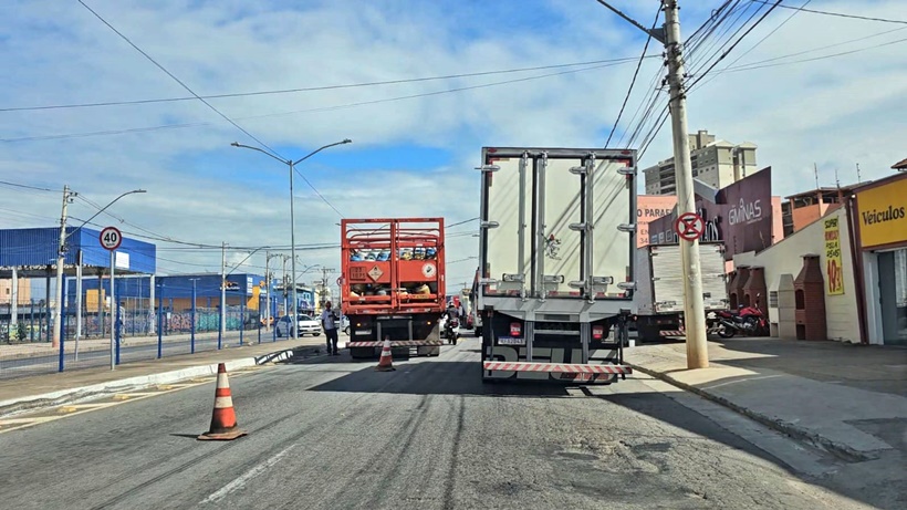 Obra e caminhão quebrado geram congestionamento na Avenida Perimetral