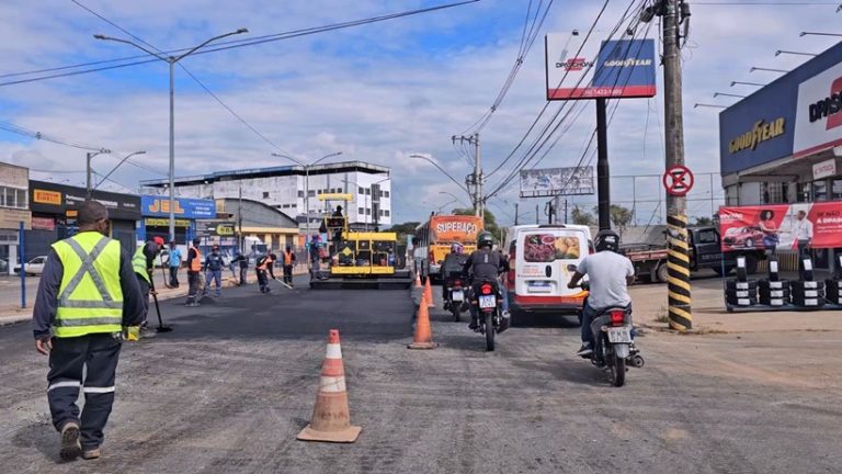 Obra e caminhão quebrado geram congestionamento na Avenida Perimetral