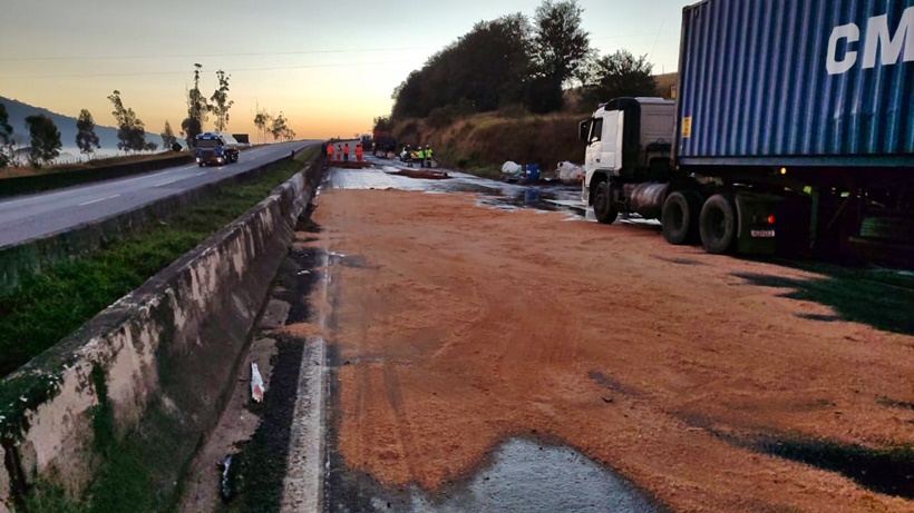 Carga de óleo de motor derrama na Fernão Dias e congestionamento chega a 26 KM