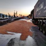 Carga de óleo de motor derrama na Fernão Dias e congestionamento chega a 26 KM