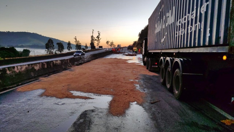 Carga de óleo de motor derrama na Fernão Dias e congestionamento chega a 26 KM