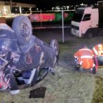 Mulher capota carro ao se distrair com igreja iluminada em Pouso Alegre