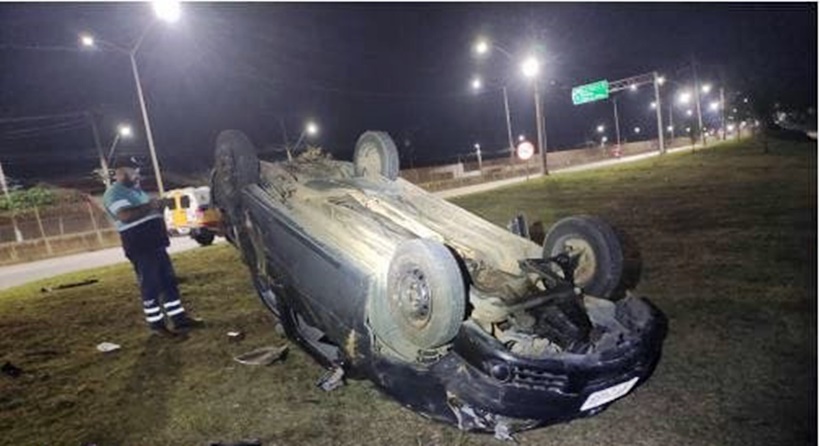 Mulher capota carro ao se distrair com igreja iluminada em Pouso Alegre