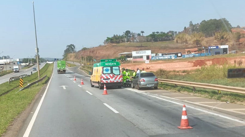 Homem fica ferido em acidente entre moto e carro na Fernão Dias