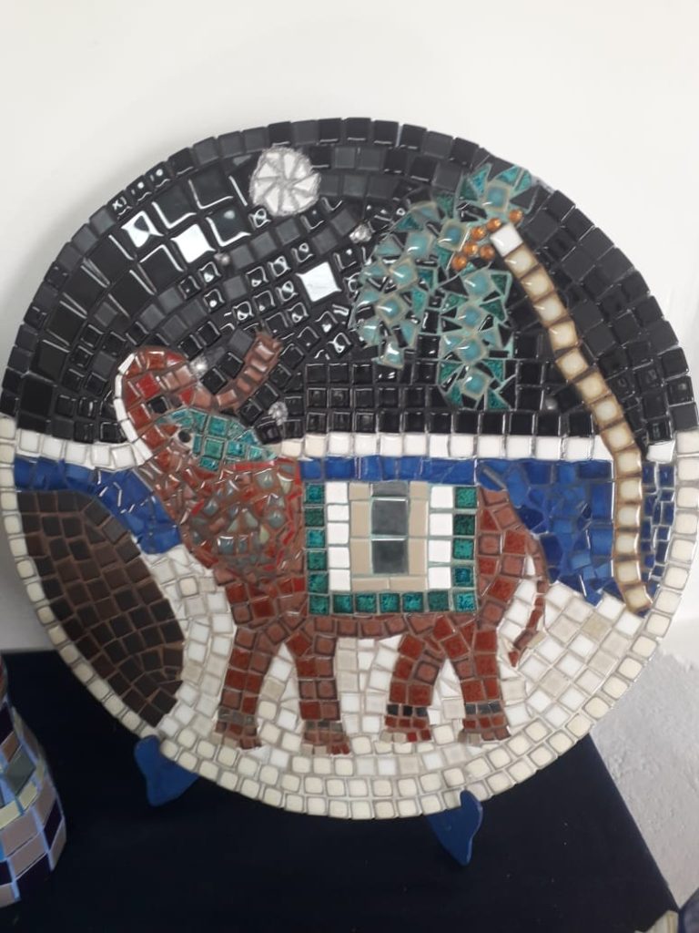 Artista uruguaio de mosaico contemporâneo expõe artes em Pouso Alegre