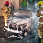 Carro fica destruído após pegar fogo no bairro Árvore Grande, em Pouso Alegre