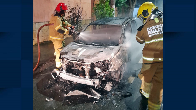 Carro fica destruído após pegar fogo no bairro Árvore Grande, em Pouso Alegre