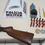 Homem é preso com arma após agredir mulher e filho em Ouro Fino