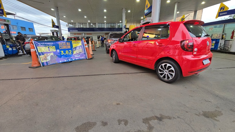 Gasolina a R$ 3,82: Consumidores fazem fila em posto de combustíveis no Dia Livre de Impostos