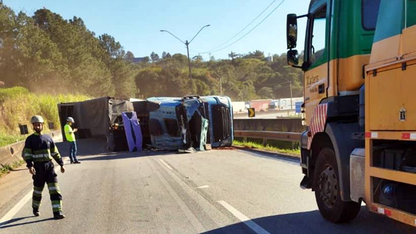Carreta tomba e interdita a Fernão Dias; congestionamento chega a 20 KM