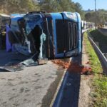 Carreta tomba e interdita a Fernão Dias; congestionamento chega a 20 KM
