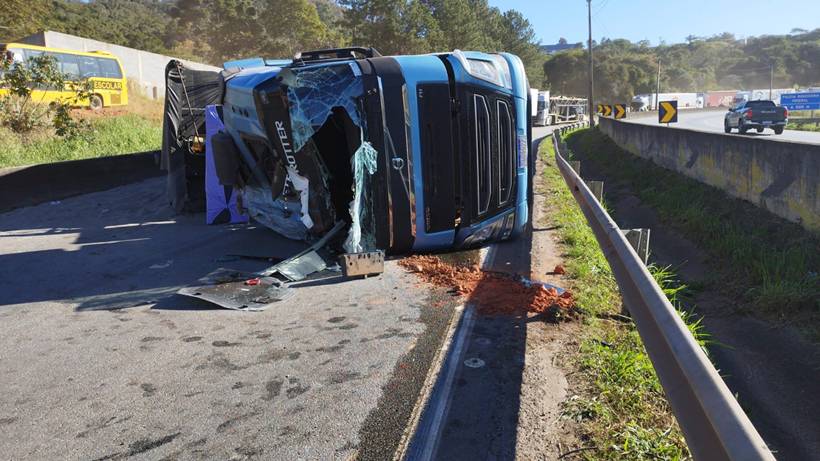 Carreta tomba e interdita a Fernão Dias; congestionamento chega a 20 KM