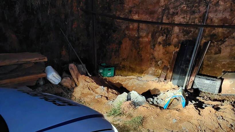Corpo de idoso é encontrado enterrado em quintal de casa em Munhoz
