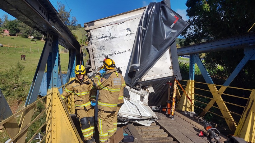 Uma pessoa morre após caminhões baterem em ponte, em Munhoz