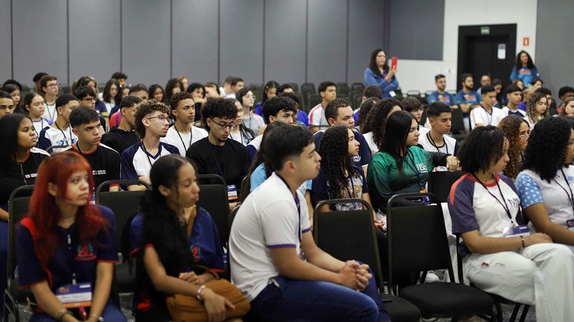 Jovens mineiros do ensino médio se preparam para intercâmbio internacional