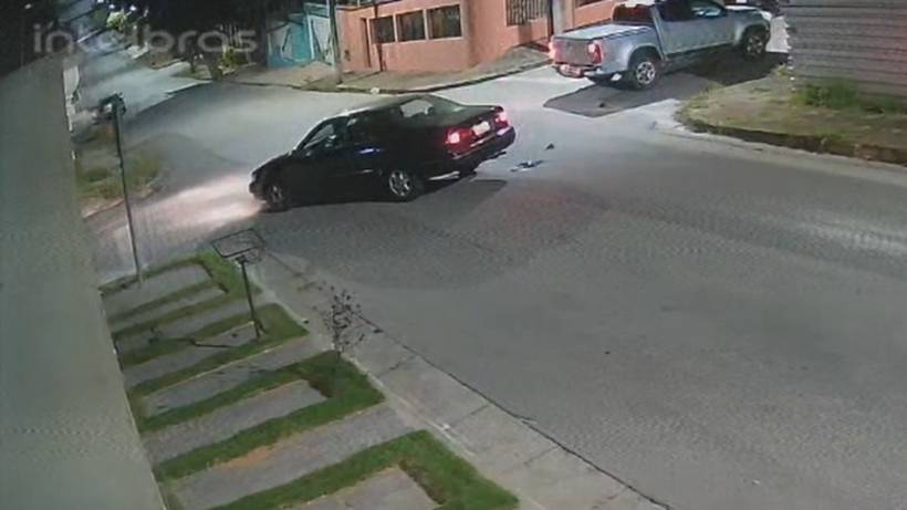 Caminhonete fura parada obrigatória e atinge carro em Pouso Alegre