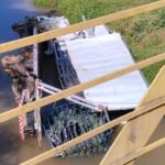 Uma pessoa morre após caminhões baterem em ponte, em Munhoz