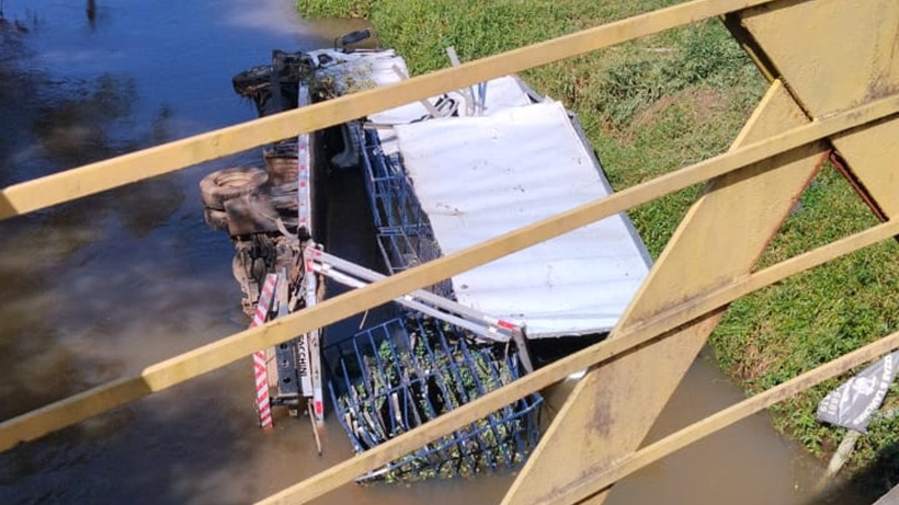 Uma pessoa morre após caminhões baterem em ponte, em Munhoz
