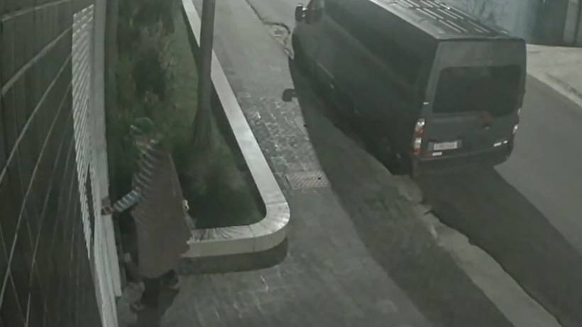 Câmera flagra homem furtar bicicleta em condomínio de Pouso Alegre