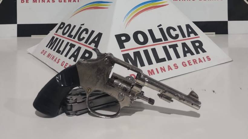 Operação da PM prende três pessoas e apreende arma e drogas no São Geraldo