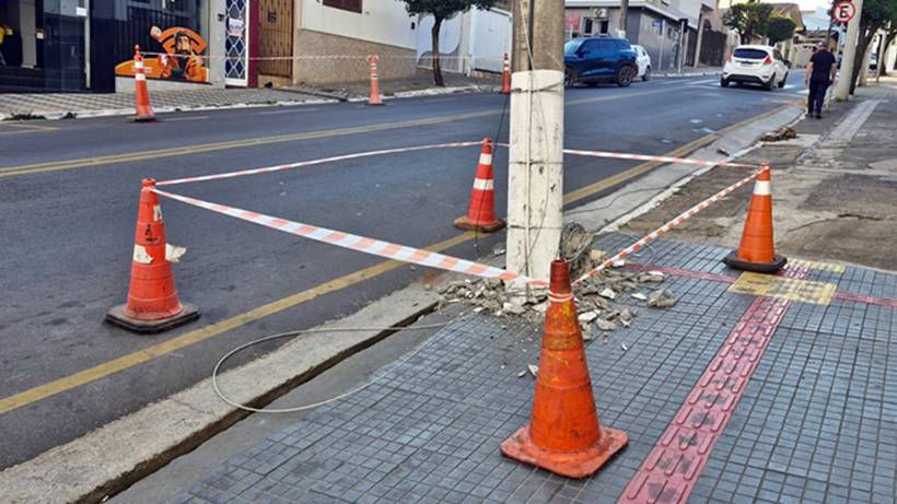 Casas e comércios ficam sem luz por mais de 12h após caminhão bater em poste