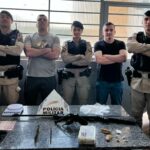 Homem é preso com drogas e arma em Bom Repouso; criança é encaminhada ao Conselho Tutelar