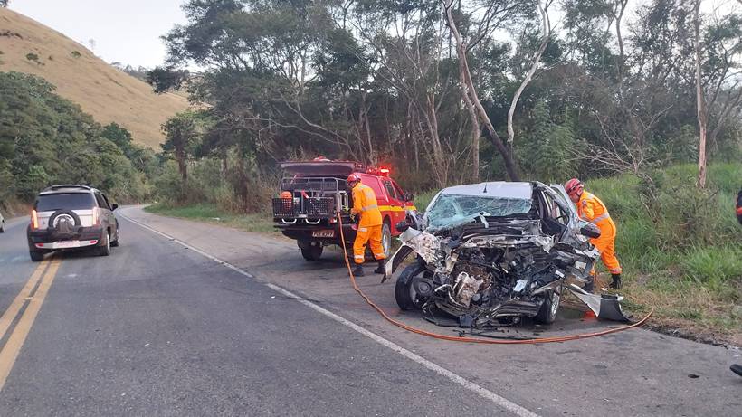 Motorista fica preso às ferragens após batida frontal na MG-173, em Sapucaí-Mirim