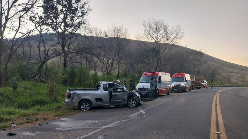 Motorista fica preso às ferragens após batida frontal na MG-173, em Sapucaí-Mirim