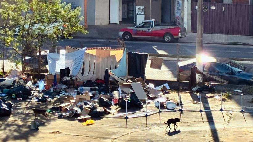 Prefeitura notifica dono de terreno após pessoas em situação de rua invadirem o local
