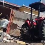 Trator da prefeitura perde freios e invade garagem de casa em Cristina
