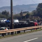 Carreta tomba e interdita totalmente a rodovia Fernão Dias, em Camanducaia