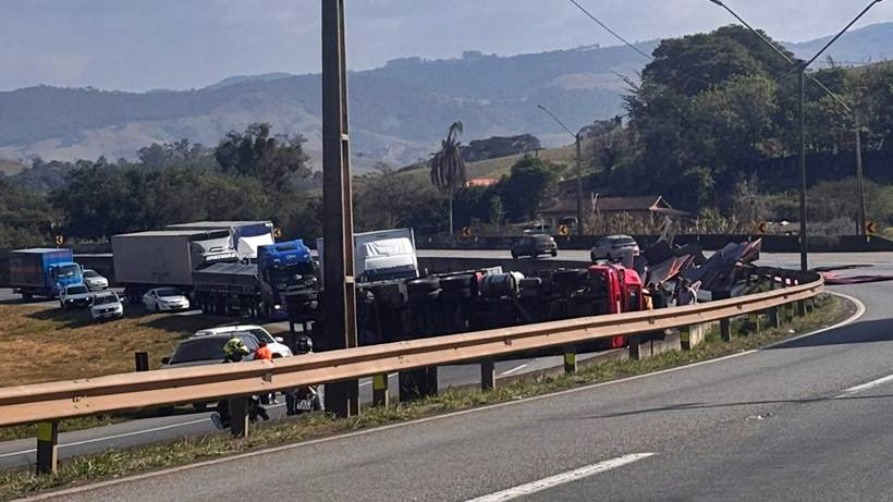 Carreta tomba e interdita totalmente a rodovia Fernão Dias, em Camanducaia