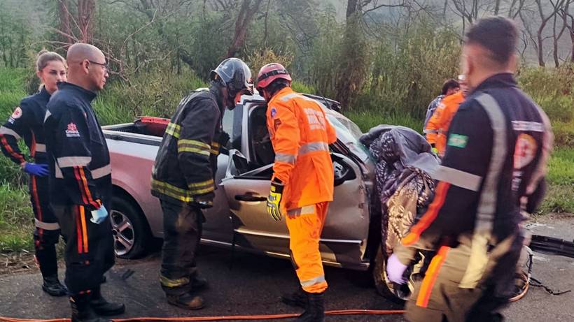Motorista fica preso às ferragens após batida frontal na MG-173, em Sapucaí-Mirim