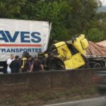 Motorista morre em acidente entre duas carretas na Rodovia Fernão Dias